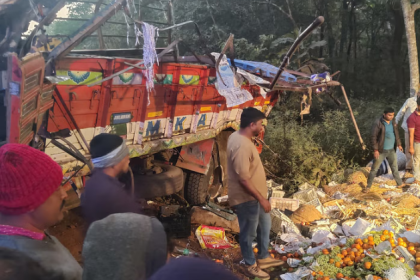 Tragic crash in Yellapur leaves ten deceased and several others critically injured